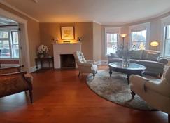 Downtown Victorian, Recently Updated, 6 Bedroom, Great Location, 30 Day Minimum - Burlington - Living room