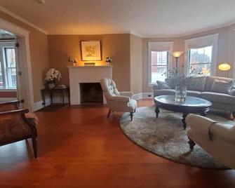 Downtown Victorian, Recently Updated, 6 Bedroom, Great Location, 30 Day Minimum - Burlington - Living room