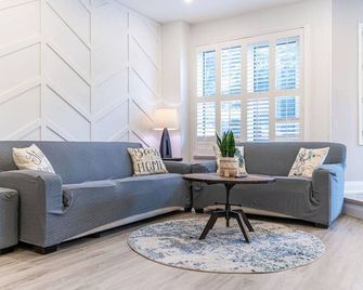 Family Lounge: 4br, Crib & Patio Bbq - Mississauga - Living room