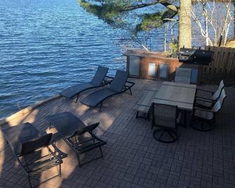 Lake House on shores of Lake Shamineau - Motley - Patio