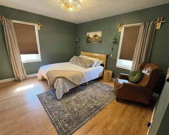 The Clover Cottage - Rolla's St.Pat's Themed house near S&T, Acorn Trail & more! - Rolla - Спальня