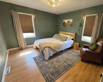 The Clover Cottage - Rolla's St.Pat's Themed house near S&T, Acorn Trail & more! - Rolla - Спальня