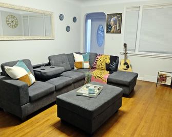 Pretty home in the heart of Edmonton. Main floor, Pet-Friendly! - Edmonton - Living room
