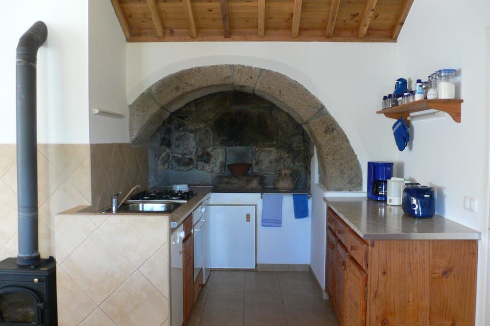 Country home in a quiet, sunny location - Santo Espírito - مطبخ