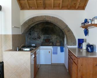 Country home in a quiet, sunny location - Santo Espírito - مطبخ