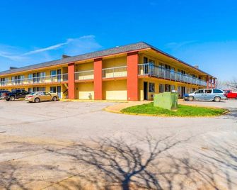 1 King Bed & 1 Full Bed - Chickasha - Edificio