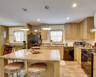 Stylish Chetek Hideaway with Lake and Dock Access! - Chetek - Cocina