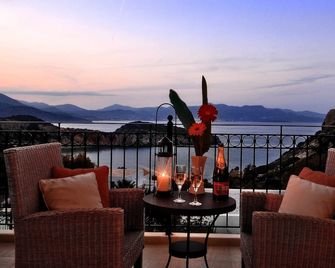 Beautiful seaview villa with private sea water pool - Istro - Balcón