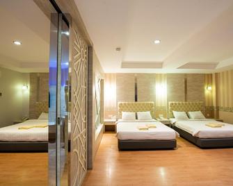 Lovina Inn Penuin Hotel - Batam - Bedroom