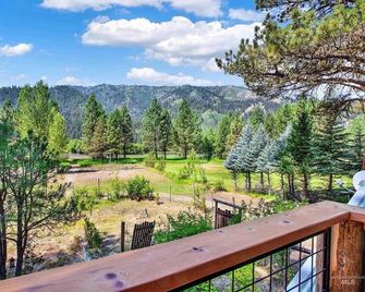 Fantastic Riverside Cabin With Hot Tub, Wfi! - Garden Valley - Balcony