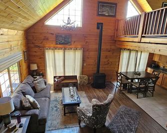 3 bed/2 bath, Pet friendly Log Lakehouse on 5 acres. - Iron River - Sala de estar