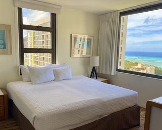 Waikiki Banyan Ocean Deluxe Condo, Government certified for short term rentals. - Honolulu - Bedroom