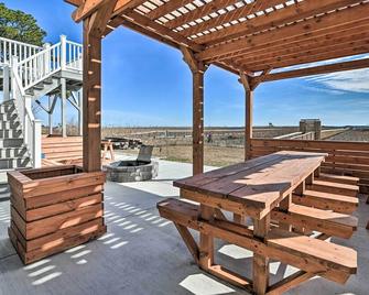 Luxurious Waterfront Home with Private Pier and Views! - Georgetown - Patio