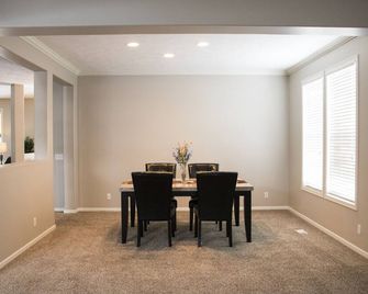 4200 Sq Ft, Newly Furnished Home, Sleeps 16, West Omaha, Quiet Neighborhood - Elkhorn - Comedor