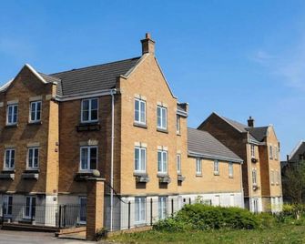 Orchard Gate 2 Bedroom Superior Apartment - Bradley Stoke - Edificio