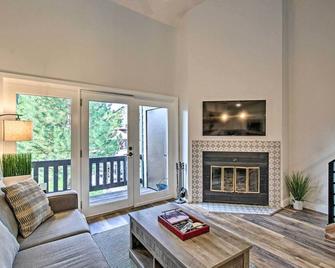 Contemporary Family Condo by Pineview Reservoir! - Huntsville - Living room