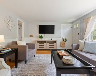 Newly Renovated Hyannis Home w/ Fire Pit & Yard - Hyannis - Living room