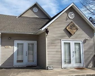 The Hobo Hideaway B: Pet Friendly & Just Off the Neosho Square! - Neosho - Gebouw
