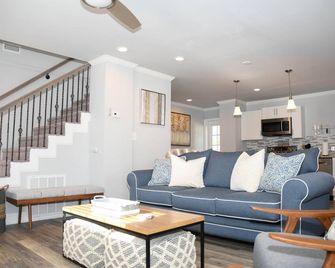 {Sweet Pea} Central Spot for Charlotte Adventures - Charlotte - Living room