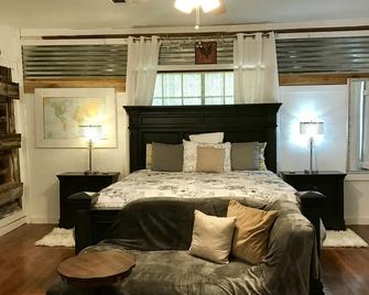 Country Life and The Great Outdoors - Collins - Habitación