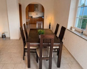 Vacation apartment / apartment for fitters / parking lot / WLAN / kitchen / 120QM - Urbar (Mayen-Koblenz) - Eetruimte