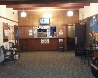 Maple Creek Motor Inn - Maple Creek - Front desk