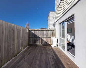 Large townhouse Double Garage plus additional parking Full kitchen and dining - Christchurch - Balcón