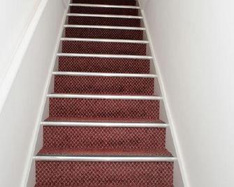 Almond Tree Hotel - Bicester - Aufgang