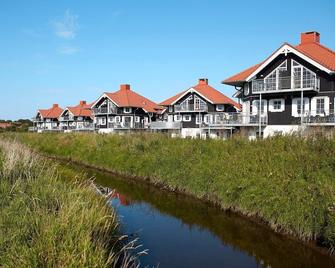 8 person holiday home on a holiday park in Bogense - Bogense - Gebouw