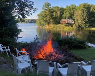 Beautiful Retreat nestled in Beaver Bay, Nelson Lake, Hayward, WI. - Hayward - Patio