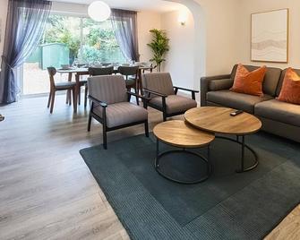 New 3 Bedroom House In Camberley Free Parking 2x By Redwood Stays - Camberley - Living room