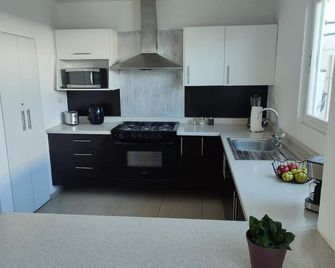 Casa Laurel - El Pueblito - Kitchen