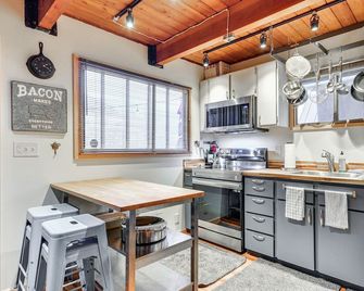 Inviting Mt Hood Cabin w/ Porch: 1 Mi to Skibowl! - Government Camp - Cocina