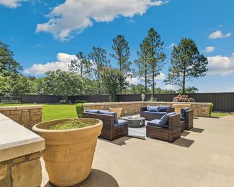 Stunning Getaway in charming Denison - Retreat Minutes from Downtown - Sleeps 10 - Denison - Innenhof