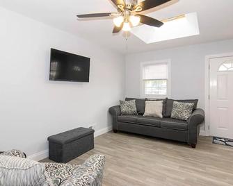 Seacrest Beach Cottages II - Toms River - Living room