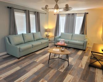 Upper Deck Hotel and Bar - Adults Only - South Padre Island - Living room