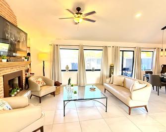 Luxurious Ajijic 2 Bedroom House - Amazing Patio - Centrally Located - Chapala - Living room