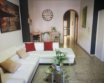 la casa del primo yo trabajo y tú beneficio - Agüimes