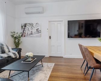 Hobarts Finest, Central Location, Lux 3b - Sandy Bay - Living room