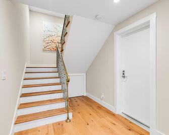 Luxury 3BR 2 BA Apartment in amazing Cow Hollow Pacific Heights neighborhood - San Francisco - Stairs