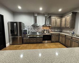 Green Loft Porches –2 Bedroom Retreat! Peaceful, Spacious & Stylish - Філадельфія - Кухня