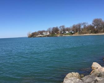 This beautiful, clean cottage is a 4 minute walk to the beach and playground. - Kingsville - Beach