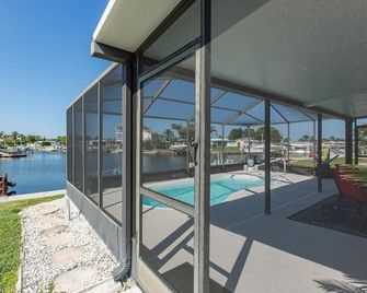 2 Bed 2 Bath Home On A Deep Water Canal, Heated Pool, Sups And Kayaks - New Port Richey - Pool