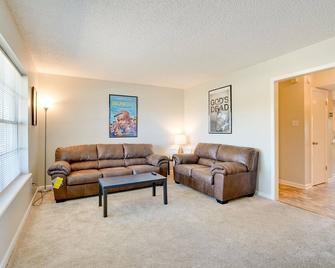 Bossier City Townhome with Patio and Outdoor Dining! - Bossier City - Living room