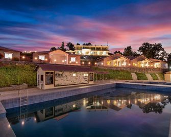 Seven Lakes Resort - Pokhara - Pool