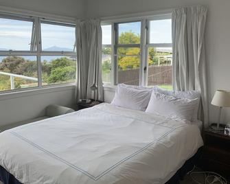 Langs Beach Holiday Home With Stunning Views - Waipu - Bedroom