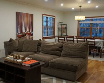 Sunset Summer House - 6 Bedroom House in Whitehall - Whitehall - Living room