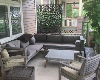 1908 Four Square Marquette- Centrally located w porch, patio, sauna, fire pit - Marquette - Patio