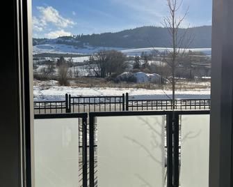 Top Floor on Okanagan Lake with AC & Heated Pool - Vernon - Balcony