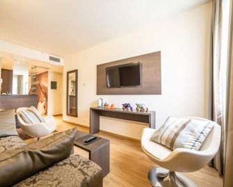 Hb Aosta Hotel & Balcony Spa - Aosta - Wohnzimmer